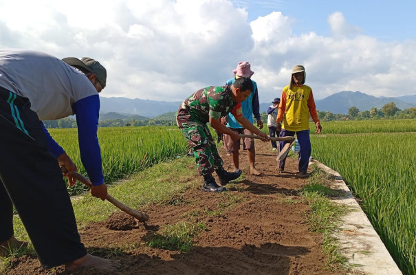Babinsa Kodim 0802/Ponorogo Ikut Gotong Royong Perbaiki JUT
