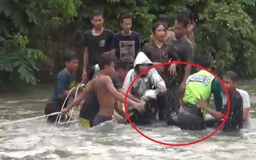 2 Sepeda Motor Hanyut Saat Berusaha Terobos Banjir di Medan