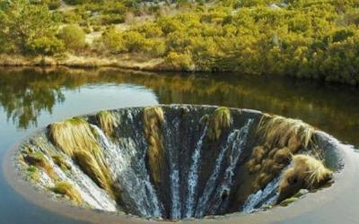 Terowongan Mirip Air Terjun di Dalam Danau