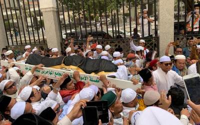 Habib Rizieq Ikut Hadiri Pemakaman Mbah Moen