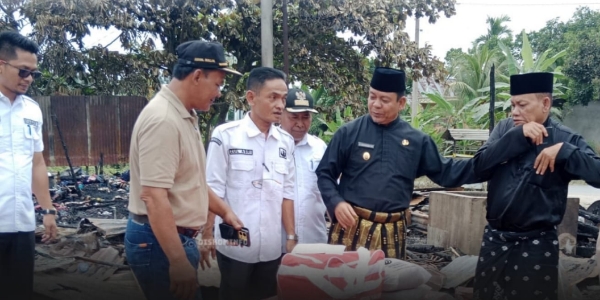 Wakil Bupati Rohul Salurkan Bantuan Korban Terdampak Kebakaran di Sei Kuning