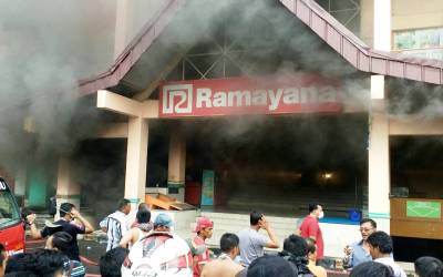 Api Masih Menyala di Plaza Sukaramai Pekanbaru