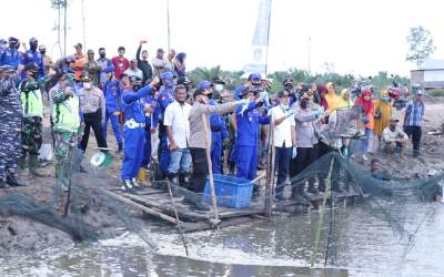 Panen Raya, Kapolda Sumsel Bagikan 30 Ton Ikan Bandeng