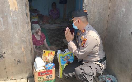 Sejumlah Warga Palika Terima Paket Sembako dan Zakat