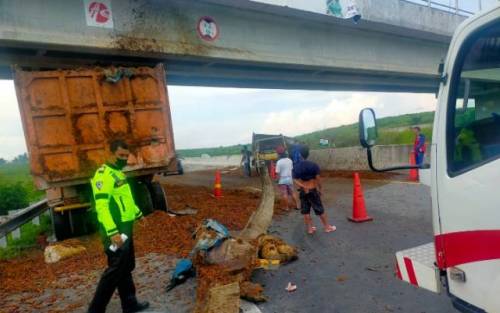 Kecelakaan di Tol Pekanbaru-Dumai, Colt Diesel Tabrak Tronton