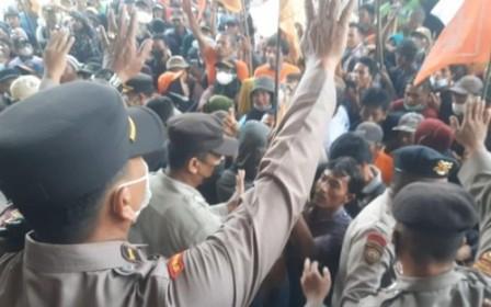 Harga Sawit Anjlok, Petani Serbu Kantor Gubernur 