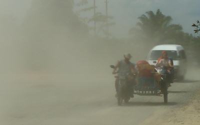 Warga Keluhkan Debu Proyek Jalan Tapung Hulu Kampar