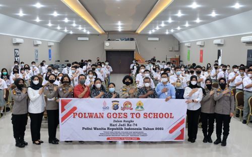 Polwan Goes To School Ajak Pelajar Cerdas Bermedia Sosial