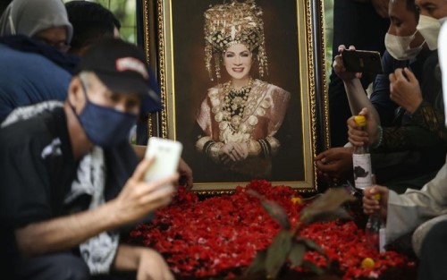 Dorce Disalatkan dengan Nama Lahir Deddy Yuliardi