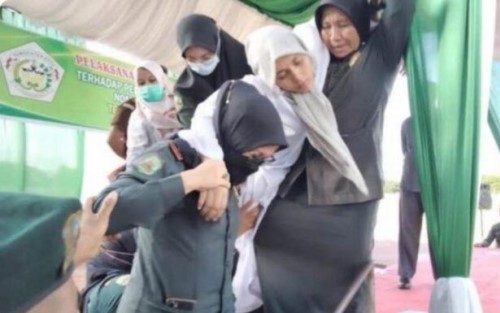 Wanita Pelaku Zina Pingsan Usai Cambuk 100 Kali