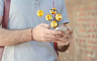 Studi : Suka Gunakan Emoji Lebih Sering Bercinta