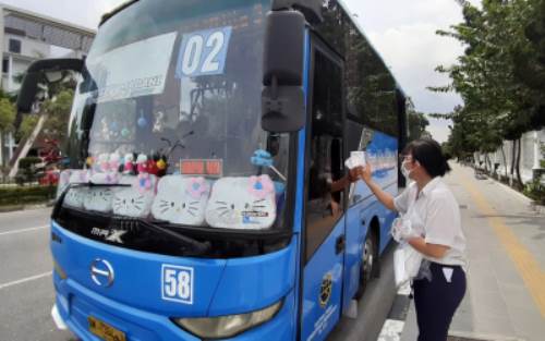 Komunitas MCC Pekanbaru Bagikan Masker Gratis di Jalan