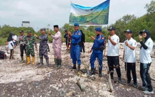 TNI AL dan Masyarakat Panipahan Tanam Mangrove