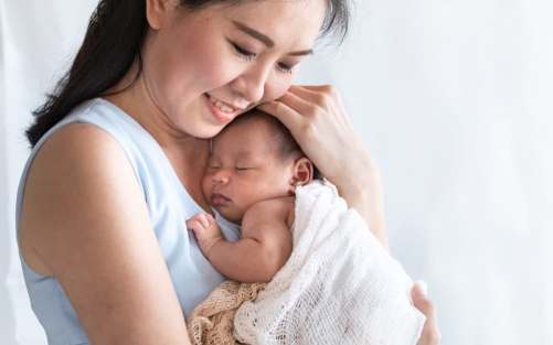 Bayi Lebih Suka Digendong karen Bisa Dengar Detak Jantung Ibu