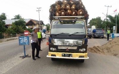Gubernur Riau Minta Truk Sawit Overload Ditindak