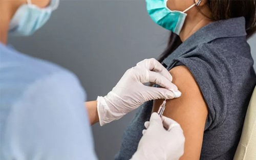 Pemerintah Catat Baru 24,4 Persen Penduduk Disuntik Vaksin