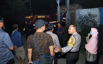 Kapolres Karawang ke Lokasi Pabrik Plastik Terbakar