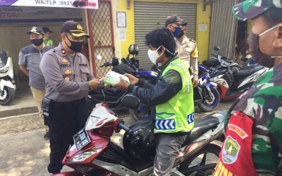 Polsek Balaraja Berbagi Makanan Sambil Cegah Corona