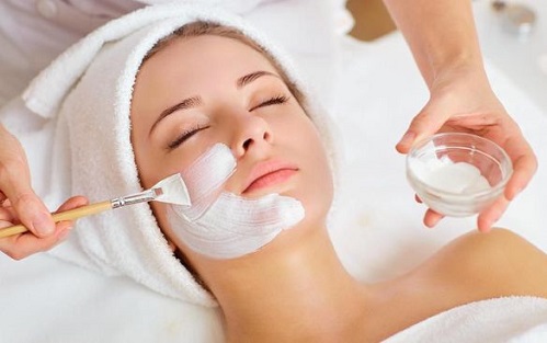 7 Masker Alami untuk Memutihkan Wajah