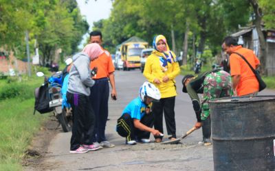 Camat Perempuan Ponorogo Tampal Jalan Berlobang