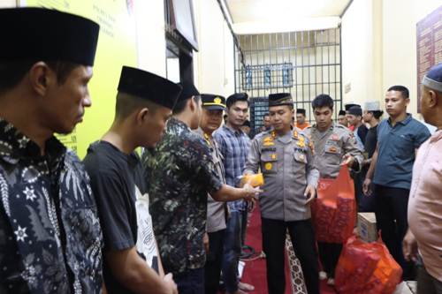 Ramadhan Berkah, Kapolres Siak Bagikan Takjil Kepada Tahanan