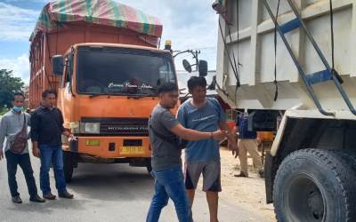 4 Truck Cangkang Lebihi Tonase Lewati Jembatan Teluk Misjid