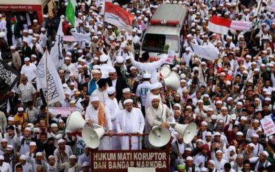 Ini Pembawa Bendera Merah Putih dengan Tulisan