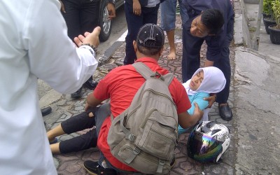 Asyik Nelpon Sambil Berkenderaan, Dua Gadis Tabrakan