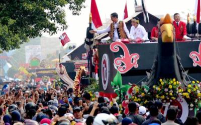 Jokowi & Ribuan Peserta Ramaikan Karnaval Khatulistiwa di Pontianak