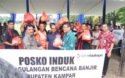 BRK Peduli Banjir di Kampar Serahkan Bantuan