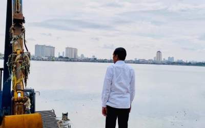 Jokowi Minta Anies Segera Normalisasi Sungai di Jakarta 