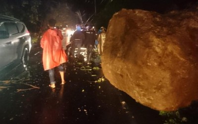 Bukit Lampu Padang Longsor, 3 Orang Terluka