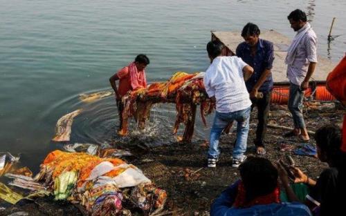 India Pasang Jaring di Sungai Gangga Tangkap Mayat  