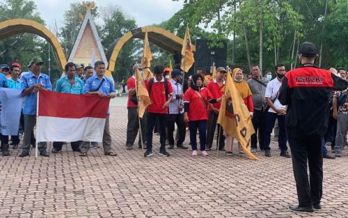 Polisi Kawal Buruh di Stadion Kaharudin Nasution Pekanbaru