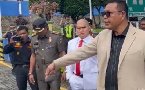 Viral Bupati Solok Mengamuk dengan Aqua, Epyardi: Anda di Kampung Saya