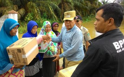 Plt Bupati Rohul Serahkan Bantuan Banjir di Bonai Darussalam