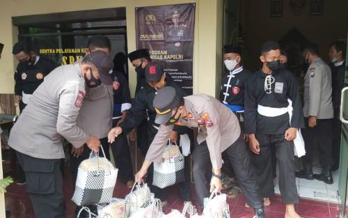 Anggota Polsek Siman Ajak Pesilat Bagikan Paket Sembako