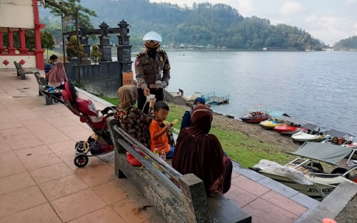 Mantan Pemain Bola Voli Nasional Rajin Bagikan Masker