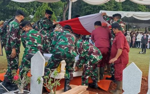 Upacara Militer Iringi Tjahjo Kumolo ke Peristirahatan Terakhir