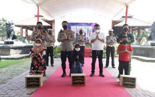 Kapolda Jatim Berikan Beasiswa Anak Yatim Korban Covid