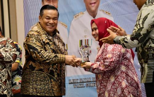 Lindungi Keselamatan Kerja, Bupati Kasmarni Terima Paritrana Award Riau Terbaik 1