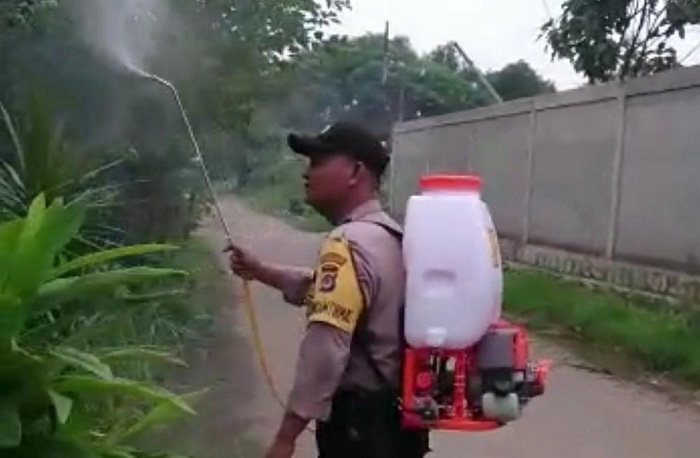 Rutin, Polsek Pasar Kemis Semprotkan Disinfektan