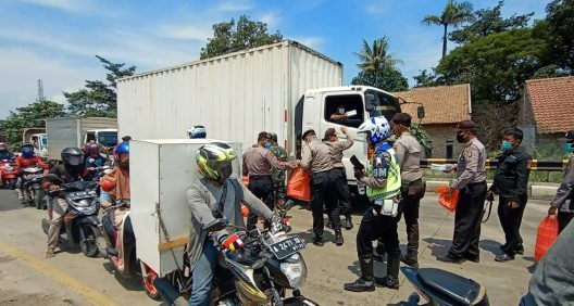 PSBB, Polresta Tangerang Bagikan Masker Gratis