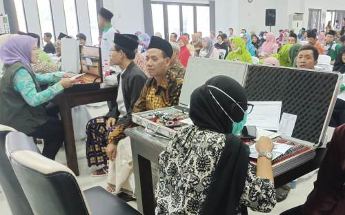 NU Care LAZISNU Ponorogo Bagikan Puluhan Ribu Kacamata Gratis