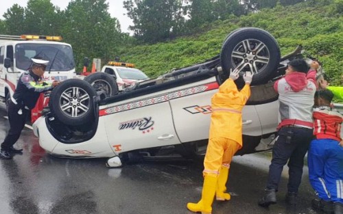 Fortuner Terbalik di Tol Pekanbaru-Dumai, Begini Kondisi Korbanya