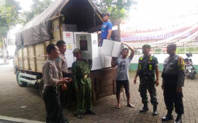 TNI Polri Lakukan Pengawalan Kotak Suara Ke PPK