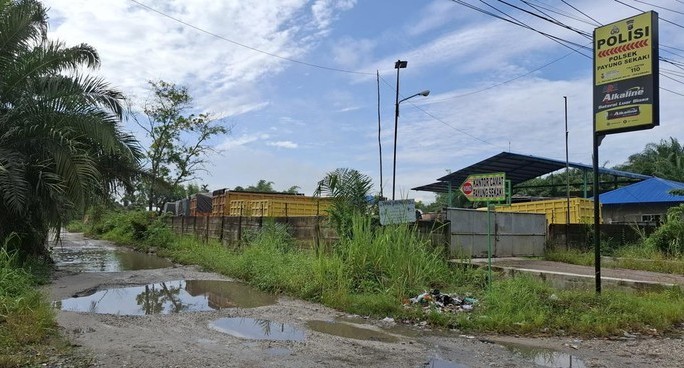 Akses Jalan ke Kantor Camat-Polsek di Kot Pekanbaru Seperti Kubangan