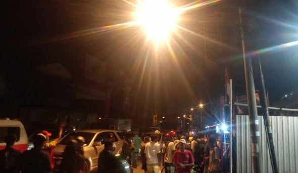 Pemotor & Angkot Kecelakaan di Gerendeng