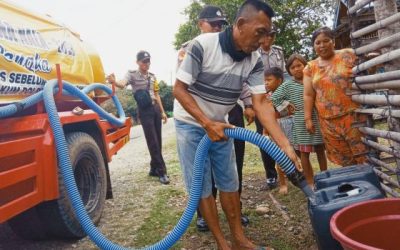 UPTD PAM Salurkan Air Bersih Bersama Kepolisian