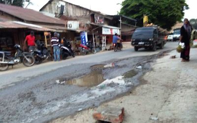 Pipa PDAM Bocor Akibatkan Jalan Negara Rusak